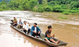 Làm thuyền độc mộc bằng phương pháp thủ công là nghề truyền thống độc đáo, chỉ có ở vài tộc người, trong đó người Mạ có kỹ thuật chế tác điêu luyện bậc nhất.