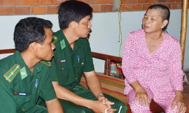 Chiến sỹ Đồn Biên phòng Mỏ Ó chia buồn với quả phụ Lê Thị Bèo. Ảnh: Xuân Lương.