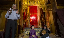 Tiết mục “Thơ tặng người xa xứ” với nghệ sĩ Thanh Bình và Xuân Hoạch hát ca trù còn Nguyễn Duy đọc thơ. Ảnh: Việt Dũng.