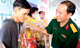 Thượng tá Đinh Quốc Hùng, Trưởng ban Thanh niên Quân đội, tặng quà Tết cho các nghiệp đoàn tàu cá ở huyện Gò Công Đông (Tiền Giang). Ảnh: CTV.