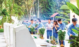 Tuổi trẻ cả nước có nhiều hoạt động tưởng nhớ, tri ân các anh hùng, liệt sĩ tại Ngã ba Ðồng Lộc. Ảnh: Xuân Thọ.