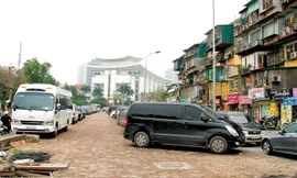 Bãi xe lậu trên phố Nguyên Hồng tái xuất sau đợt ra quân xử lý. Ảnh: Trường Phong.