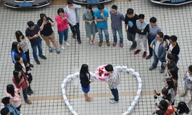 Mua 99 chiếc Iphone6 làm lễ vật cầu hôn vẫn thất bại.