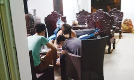 Trong một quán cầm đồ trá hình ở KTX Mỹ Đình, một nhóm sinh viên đang viết giấy cầm đồ. Ảnh: PV.