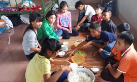 Bữa cơm đạm bạc của học sinh “Bán trú dân nuôi”.