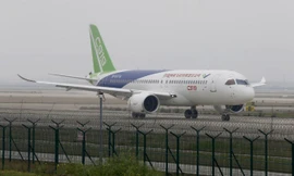 Chiếc C919 tại cuộc thử nghiệm cuối cùng hồi tháng 4 tại sân bay quốc tế Phố Đông Thượng Hải. Ảnh: CNN.