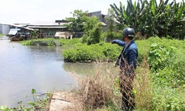 Nước sông bị ô nhiễm đen ngòm.