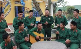 Trung sĩ Pờ Loong Hậu (người cầm đàn) đang cùng đồng đội giao lưu văn nghệ.