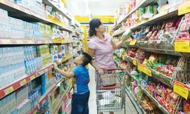 Theo các chuyên gia, việc các thương hiệu bán lẻ ngoại tấn công vào mảng cửa hàng tiện lợi sẽ còn cần nhiều thời gian để trả lời về tính hiệu quả. Ảnh: Như Ý.