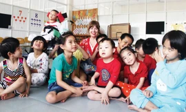 Jackie Wrafter và những đứa con khuyết tật trong mái ấm Kỳ Anh. Ảnh H. Văn.