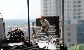 Công nhân làm việc trên công trình cao tầng phải được trang bị bảo hộ, dây an toàn.