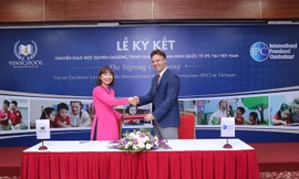 Bà Lê Thị Thu Huyền, Giám đốc khối mầm non Vinschool và ông Peter De Beer, Giám đốc điều hành IPC ký kết chuyển giao độc quyền chương trình tại Việt Nam ngày 3/11/2016.