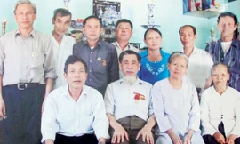 Ông Lã Viết Quang (áo trắng ở giữa hàng trước) và ân nhân của mình - bà Võ Thị Đào trong ngày hội ngộ đầu tiên.