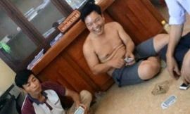 Các cán bộ xã Định Liên đánh bài tại trụ sở. Ảnh cắt từ clip.