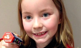 Cô bé 7 tuổi phát hiện lỗi chính tả trên vỏ kẹo