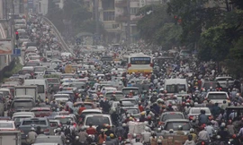 Ngột ngạt ùn tắc giao thông Hà Nội. Ảnh: Hồng Vĩnh.