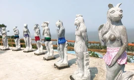 Sau khi bị cho là dung tục, phản cảm, các bức tượng được “mặc quần chỉnh tề”.