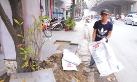 Tại nhiều tuyến phố, vỉa hè mới lát đá đã phải bóc lên để sửa chữa, làm lại​. Ảnh: Trường Phong.