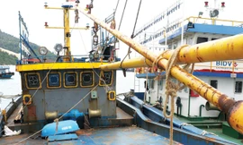 Tàu vỏ thép đóng mới giá trị hàng chục tỷ bị gỉ sét. Ảnh: Hồng Vĩnh.