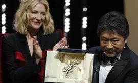 Chủ tịch Hội đồng giám khảo trao Cành cọ vàng cho đạo diễn Nhật Bản.