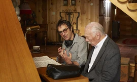 Atom Egoyan thảo luận với Christopher Plummer về cảnh Zev chơi dương cầm trong “Hồi ức”.