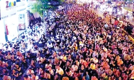 Hàng nghìn người ngồi kín lòng đường dự lễ Vu lan ở chùa Phúc Khánh. Ảnh: Như Ý.