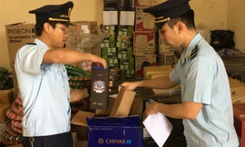 Cán bộ hải quan kiểm tra hàng hóa tại cửa khẩu. Ảnh minh họa: Tuấn Nguyễn.