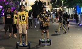 Khá đông bạn trẻ chơi xe điện tại phố đi bộ thời điểm này.
