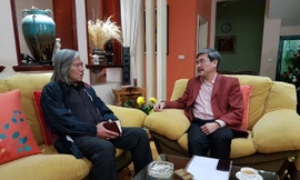 Luật sư Nguyễn Huy Thiệp (phải) và tác giả Xuân Ba.