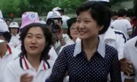 Bà Choi Soon-sil (bìa trái) hộ tống bà Park Geun-hye trong một sự kiện chính trị tại Đại học Hanyang ở Seoul năm 1979. Ảnh: Newstapa.