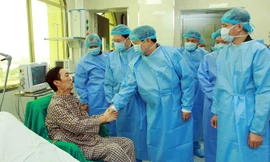 Đại tướng Ngô Xuân Lịch trò chuyện với ông Trần Ngọc Hanh - người vừa được ghép phổi thành công. Ảnh: CTV.