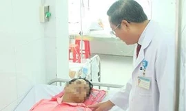 Bác sĩ thăm khám cho bệnh nhân L.