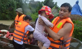 Trung uý Đặng Nam Việt cùng đồng đội giúp dân vùng lũ Bình Định.