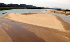 Sông Lam đoạn chảy qua huyện Thanh Chương, Nam Đàn cạn trơ đáy do nắng nóng.