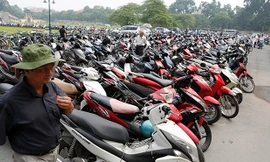 Điểm trông giữ xe trong sân Hoàng Thành Thăng Long. Ảnh: Hồng Vĩnh.