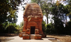 Tháp Chăm Yang Prông giữa rừng già.