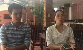 Anh Hùng (trái) và chị Hằng không đồng tình với cách giải quyết của UBND tỉnh Đắk Lắk.