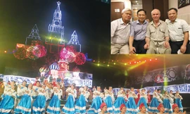 Cảnh trong chương trình nghệ thuật truyền hình trực tiếp “10 ngày rung chuyển thế giới” của Đài Truyền hình Việt Nam (ảnh lớn). Ông Nikolai Kolesnik với các bạn Việt Nam. Từ trái qua: Nhà thơ Nguyễn Huy Hoàng, TS Nguyễn Đình Lâm, DN Nguyễn Cảnh Thanh