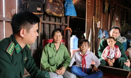 Cán bộ Ðồn Biên phòng Ea H’Leo thường xuyên thăm hỏi, giúp đỡ mẹ con chị Sách. Ảnh: N.B.