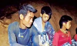 Huấn luyện viên và hai thành viên đội bóng (Thai Navy).