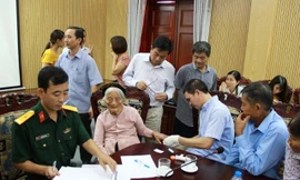 Tiến hành lấy mẫu sinh phẩm của thân nhân liệt sĩ Hang Tám Cô để xét nghiệm ADN