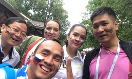 Tác giả (bìa trái) cùng các bạn đồng hành được vẽ mặt miễn phí trên đường đến Fan Fest cổ vũ các trận tứ kết.