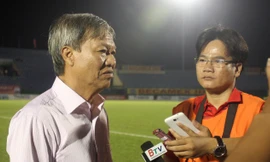Ông Lê Thụy Hải (trái) trả lời báo chí sau trận Siêu Cúp. Ảnh: T.Vũ.