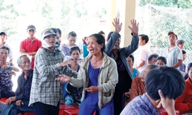 Người dân phản ứng dữ dội trước mức giá đền bù được đơn vị thi công công khai Anh: Thanh Trần.