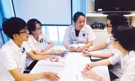 TS Vũ Bích Ngọc (giữa) đang trao đổi chuyên môn với các đồng nghiệp trong Viện Tế bào gốc. Ảnh: Đ.D.