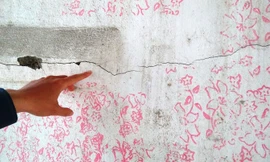 Vết nứt kéo dài tại nhà số 80 Nguyễn Sinh Cung.