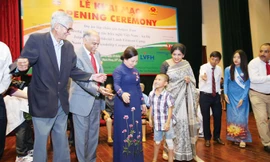 Bà Nguyễn Thị Hiền, Phu nhân Chủ tịch nước Trần Ðại Quang và Ðại sứ Ấn Ðộ Parvathaneni Harish cùng phu nhân vui mừng thấy cậu bé 8 tuổi vừa được lắp chân giả. Ảnh: Xuân Ðức.