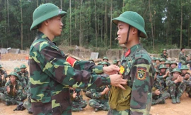 Chiến sĩ đạt kết quả cao trong kiểm tra bắn đạn thật tại Tiểu đoàn 2, Lữ đoàn 297 được tặng hoa. Ảnh: H.S.