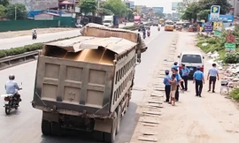 Tổ công tác Cục QLĐB I kiểm tra, xử phạt xe gắn logo “Cty VT 30” chở quá tải trọng ngày 5/5. Ảnh: Tuấn Nguyễn.