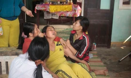 Bà Ngô Thị Hai khóc ngất bên quan tài con trai Nguyễn Minh Hoàng. Ảnh: Nguyễn Thành.